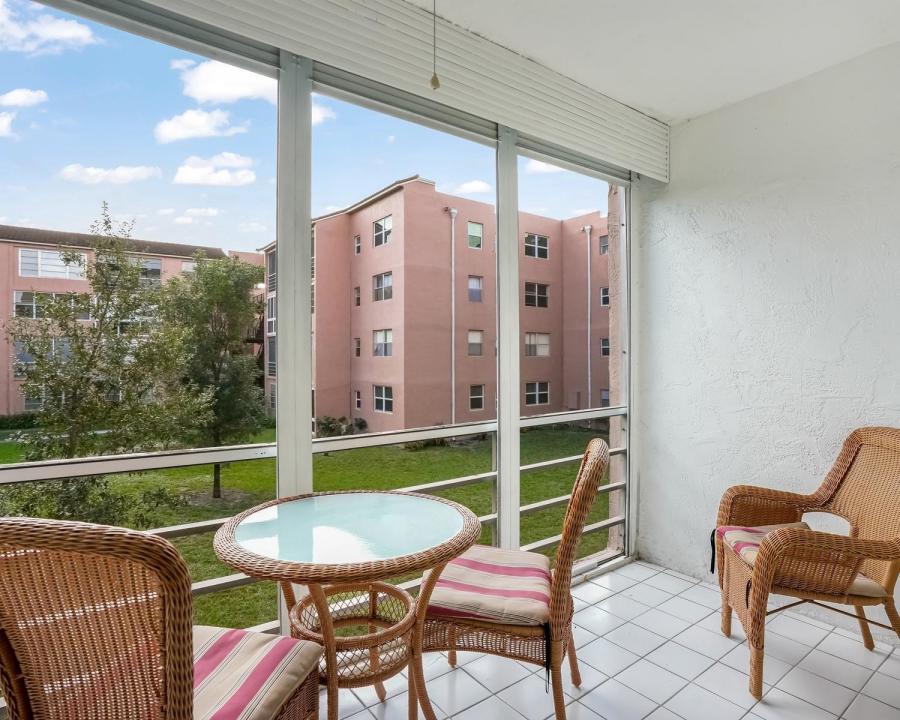 2851 Somerset Drive 205, Lauderdale Lakes, Floride 33311, États-Unis