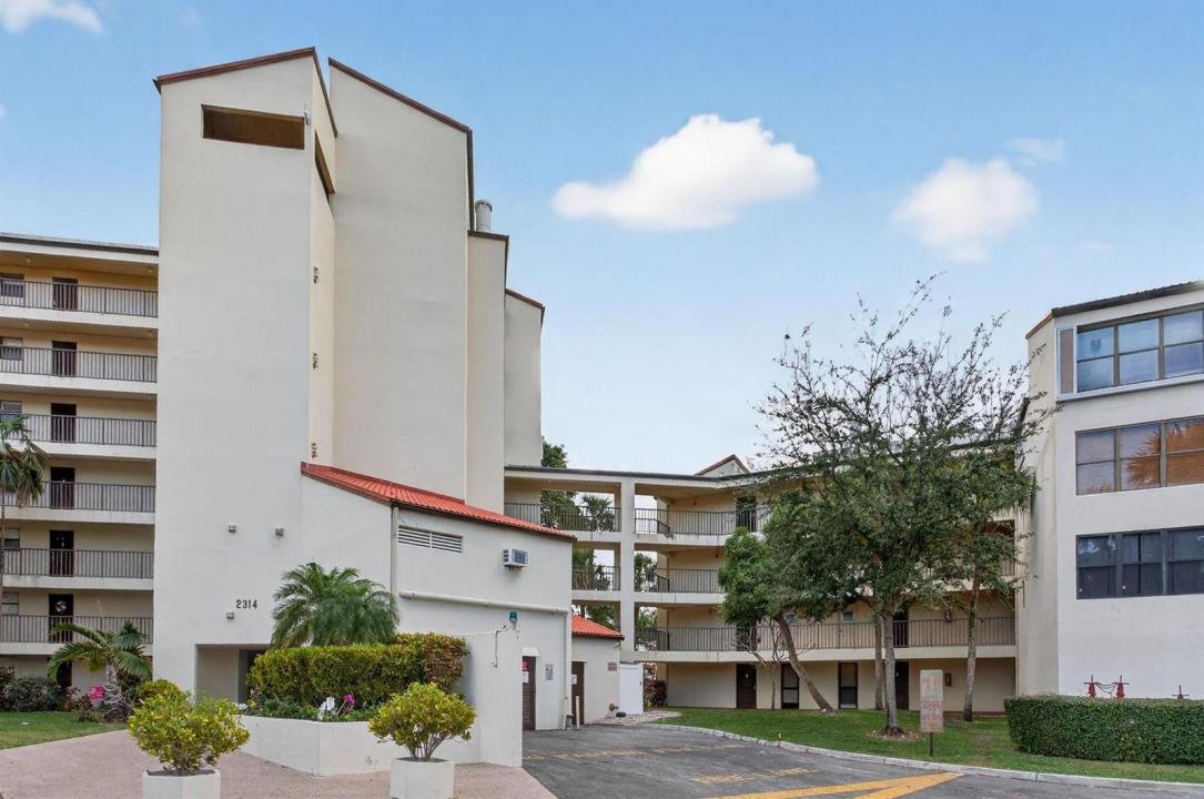 2314 S Cypress Bend Drive 114, Pompano Beach, Florida 33069, USA