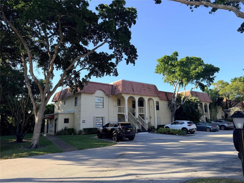 136 S Cypress Road 317, Pompano Beach, Florida 33060, USA