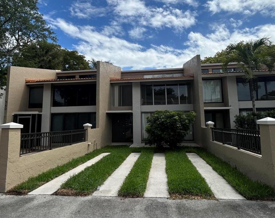 750 E Coco Plum Circle 2, Plantation, Florida 33324, USA