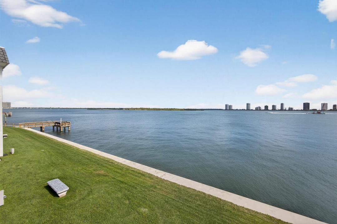 100 Shore Court 208, North Palm Beach, Floride 33408, États-Unis