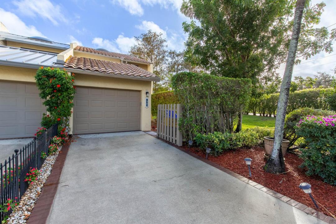 1989 Canterbury Circle, Wellington, Florida 33414, USA