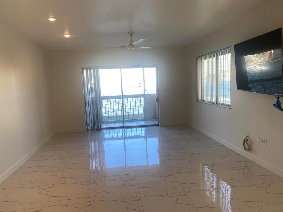 462 Golden Isles Drive 110, Hallandale Beach, Floride 33009, États-Unis