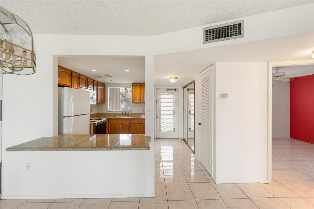 8081 N Sunrise Lakes Drive 203, Sunrise, Florida 33322, USA
