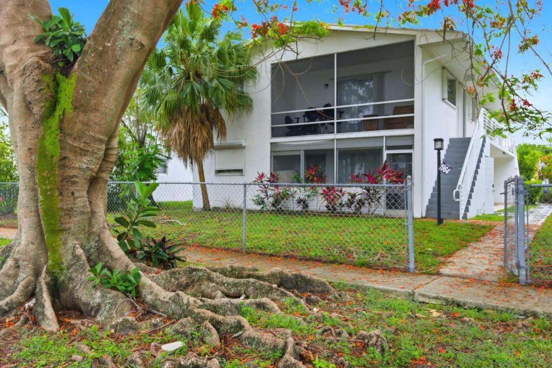 1964 NE 172nd Street 5, North Miami Beach, Floryda 33162, USA