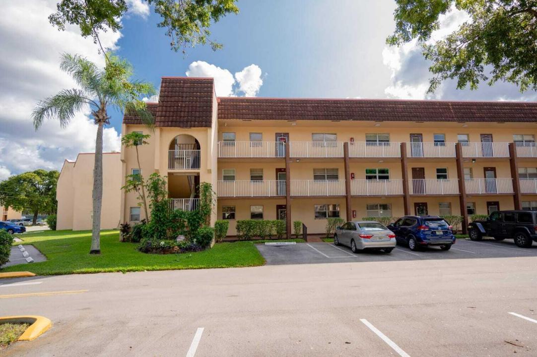 8861 Sunrise Lakes Boulevard Unit 301, Sunrise, Florida 33322, USA