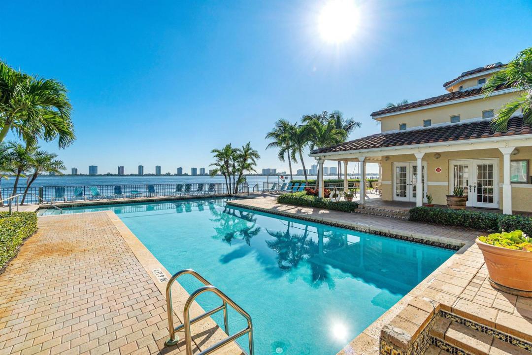 1140 Lake Shore Drive 203, Lake Park, Floride 33403, États-Unis