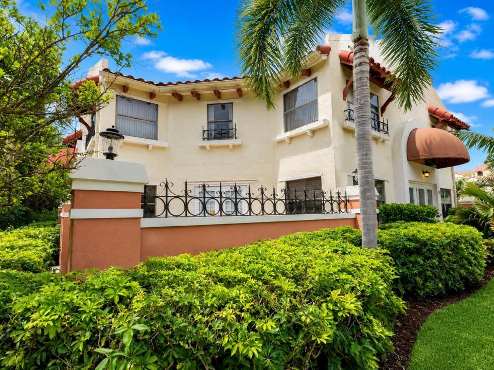13 Uno Lago Drive, Juno Beach, פלורידה 33408, ארצות הברית של אמריקה