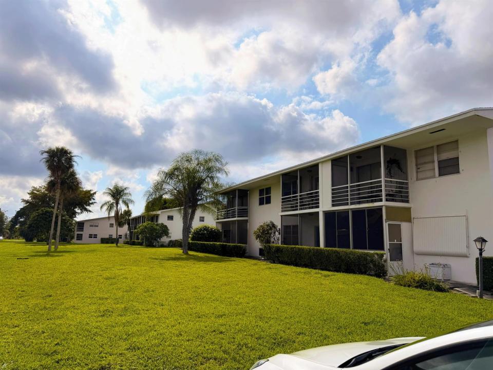 136 Coventry F, West Palm Beach, Florida 33417, USA