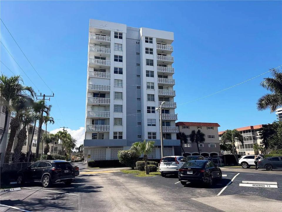 3113 S Ocean Drive 504, Hallandale Beach, Florida 33009, USA