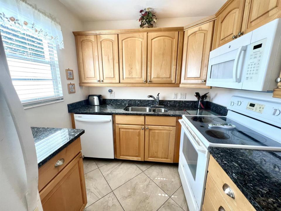328 Farnham P, Deerfield Beach, Florida 33442, USA