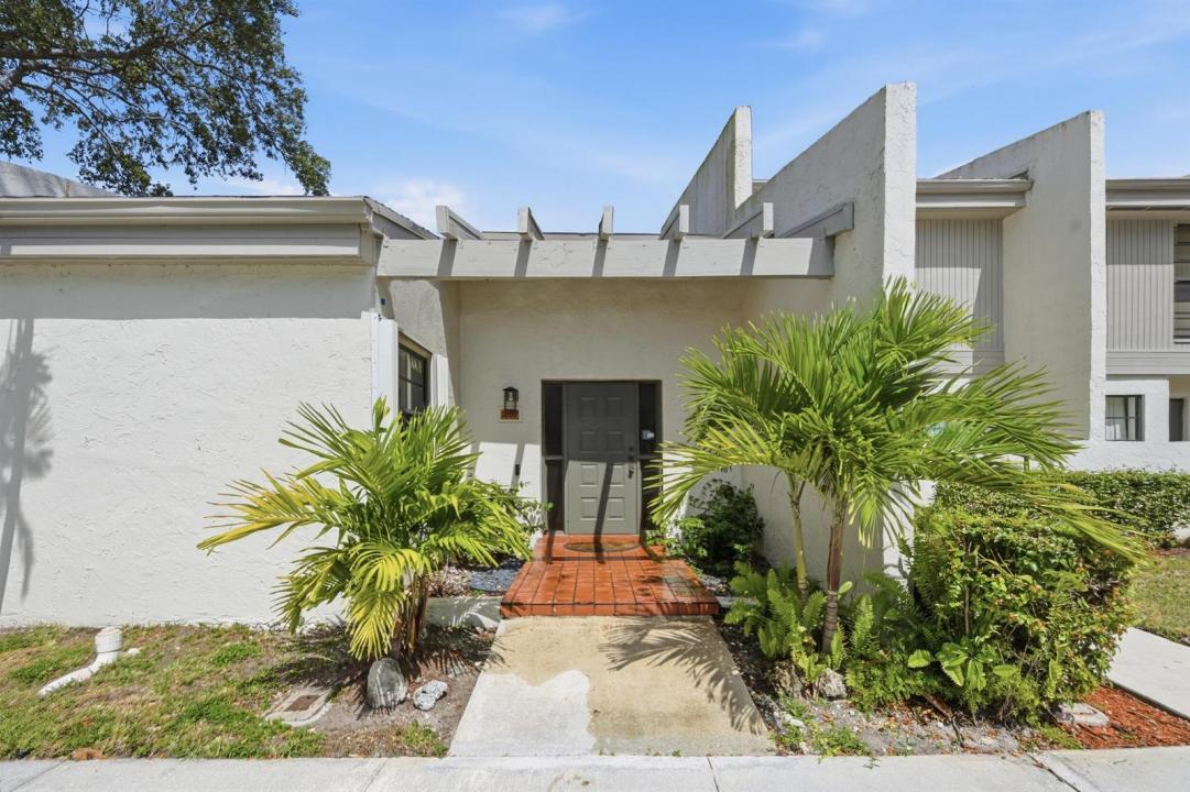 1097 NW 98th Terrace 110, Pembroke Pines, Florida 33024, USA