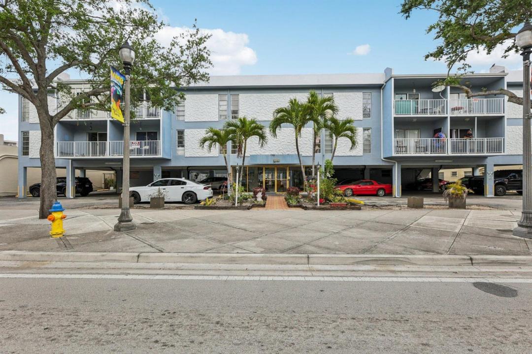 1735 NE 164th Street F-304, North Miami Beach, Floride 33162, États-Unis