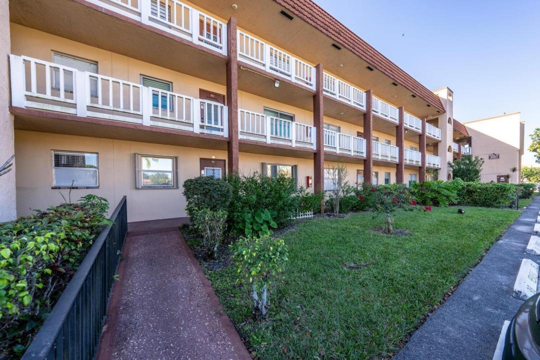 9281 Sunrise Lakes Boulevard 107, Sunrise, Flórida 33322, Estados Unidos