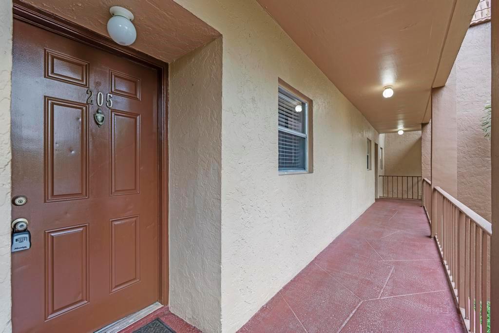 120 Sparrow Drive 205, Royal Palm Beach, Floryda 33411, USA