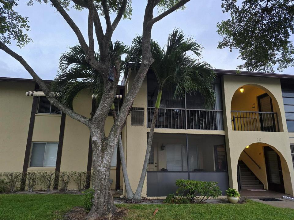 317 Pine Ridge Circle A-1, Florida 33463, USA