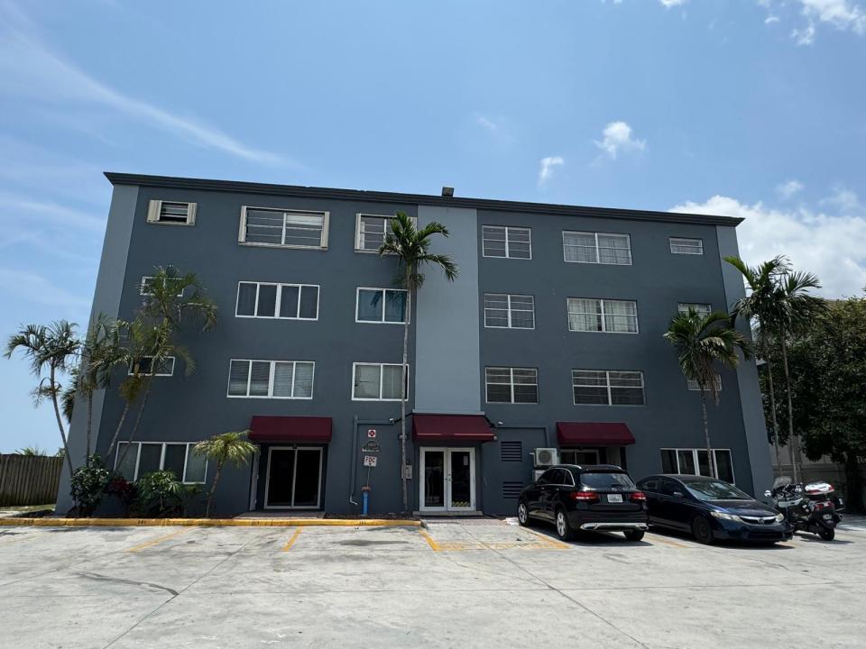 1060 Crystal Lake Drive 101, Deerfield Beach, Florida 33064, USA