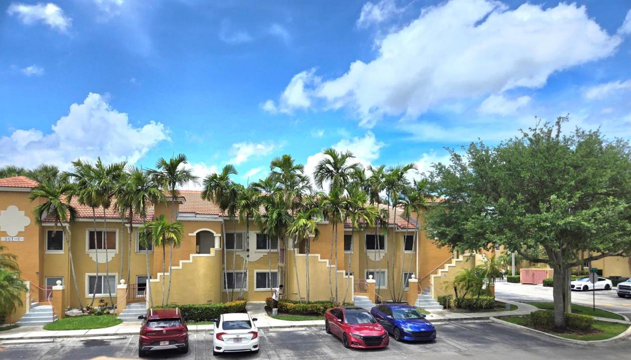7900 NW 6th Street 205, Pembroke Pines, Florida 33024, Stati Uniti