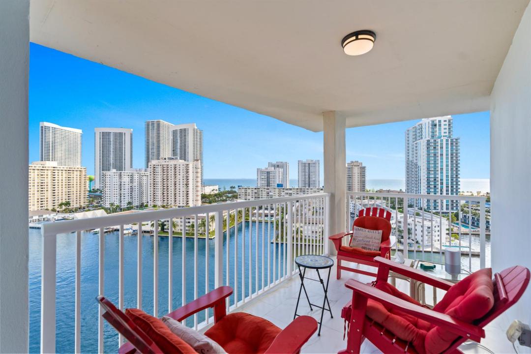 121 Golden Isles Drive Ph1, Hallandale Beach, Floride 33009, États-Unis