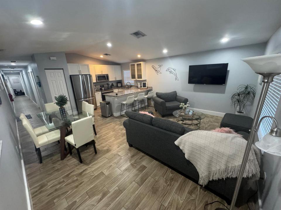 601 N E Street, Florida 33460, USA