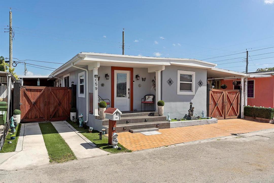 3205 W 16th Avenue, Hialeah, Florida 33012, Stati Uniti