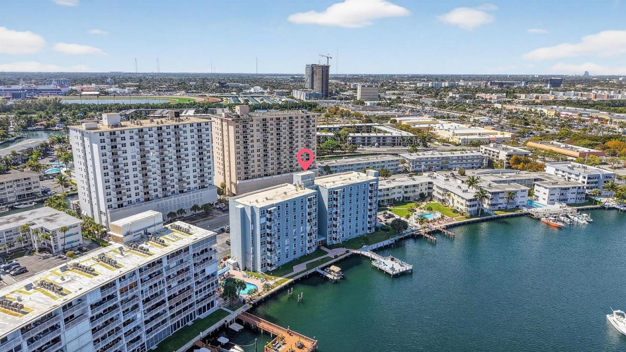 430 Golden Isles Drive 301, Hallandale Beach, Floride 33009, États-Unis