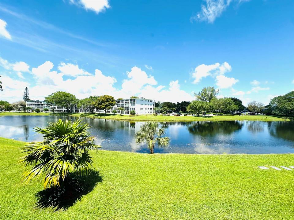 2132 Cambridge F, Deerfield Beach, Florida 33442, USA