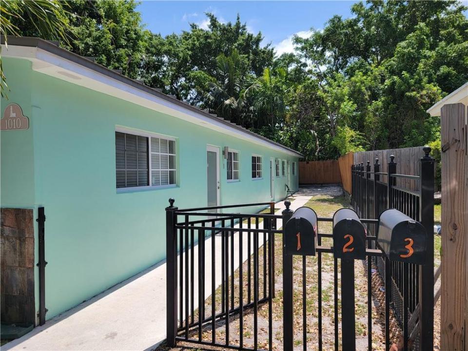1010 NW 3rd Avenue, Hallandale Beach, Florida 33009, Stati Uniti