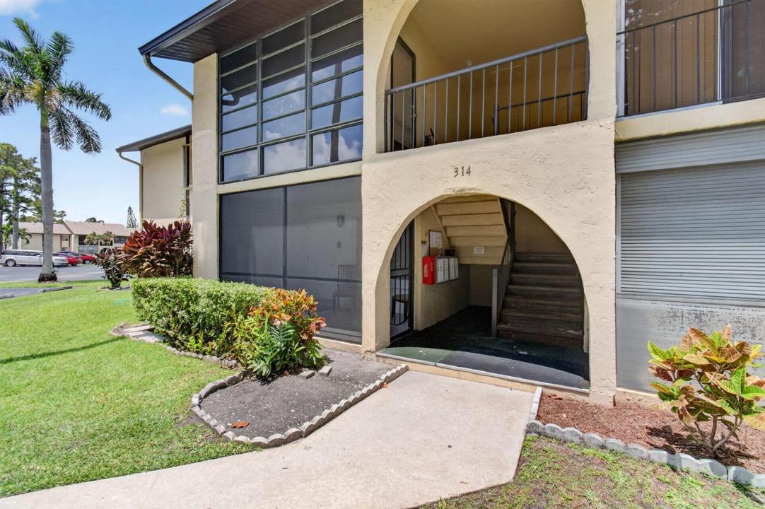314 Pine Ridge Circle A1, Florida 33463, USA
