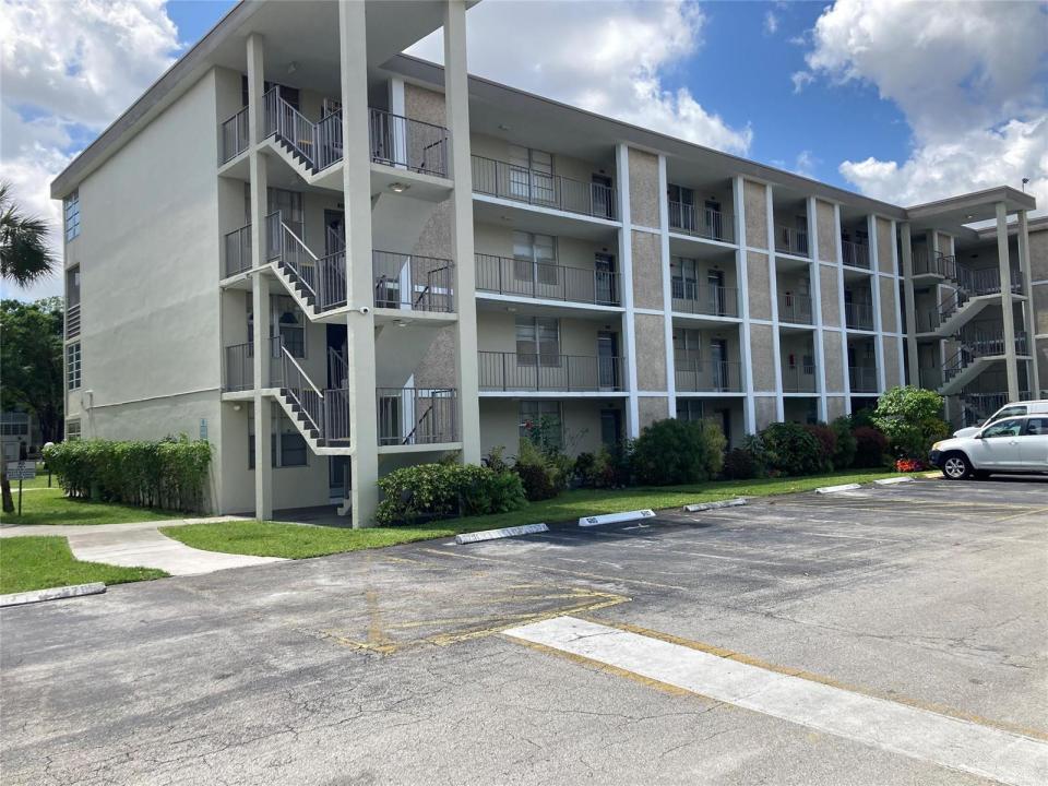 2998 NW 48th Terrace 332, Lauderdale Lakes, Florida 33313, USA
