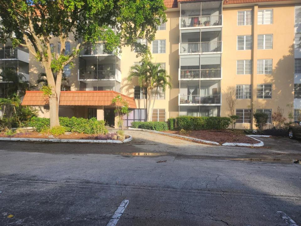 4160 Inverrary Drive 311, Lauderhill, Floride 33319, États-Unis