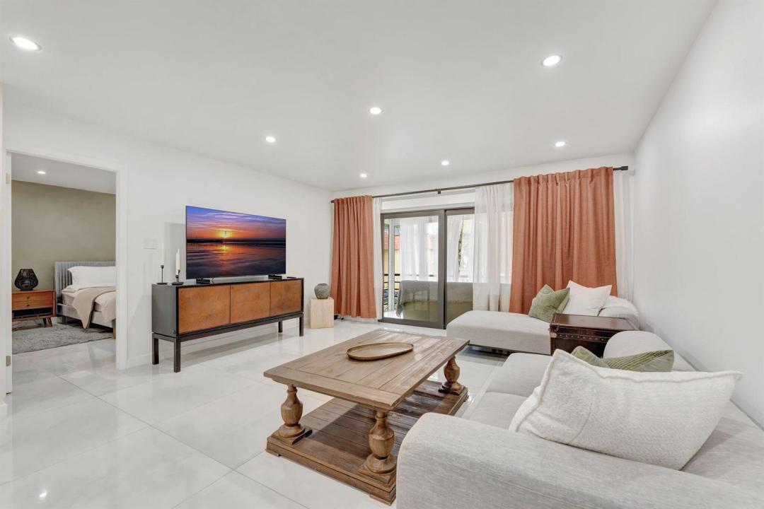 138 S Cypress Road 224, Pompano Beach, Florida 33060, USA