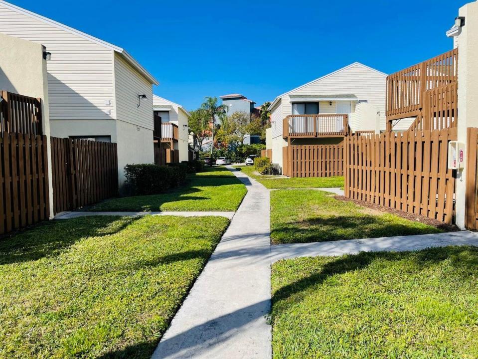 637 Executive Center Drive N208, West Palm Beach, Floride 33401, États-Unis