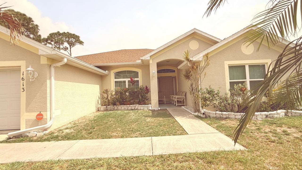 1613 SW Whipple Avenue, Port St. Lucie, Floride 34953, États-Unis