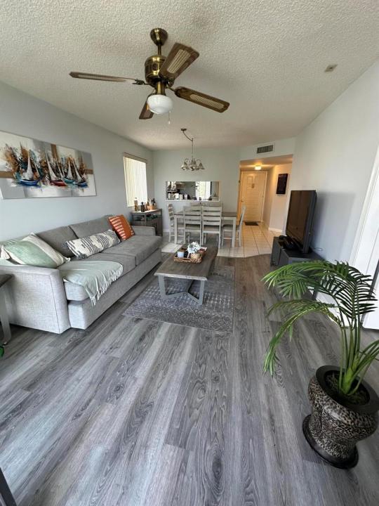 3138 Via Poinciana 317, Lake Worth, Floryda 33467, USA