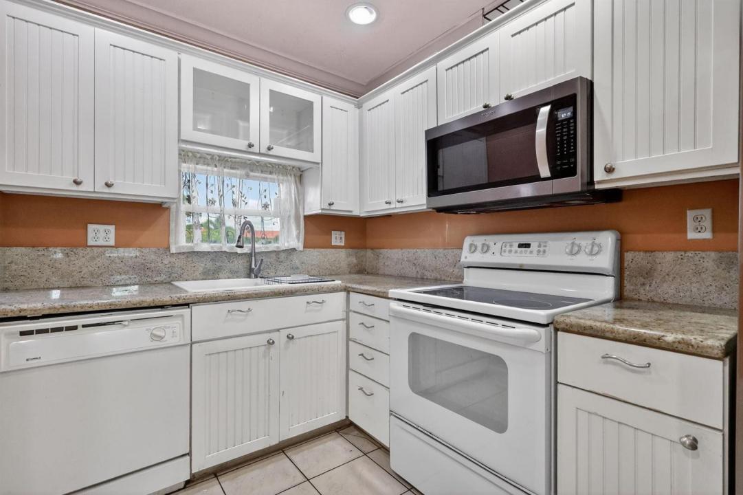 9410 N Hollybrook Lake Drive 303, Pembroke Pines, Florida 33025, USA