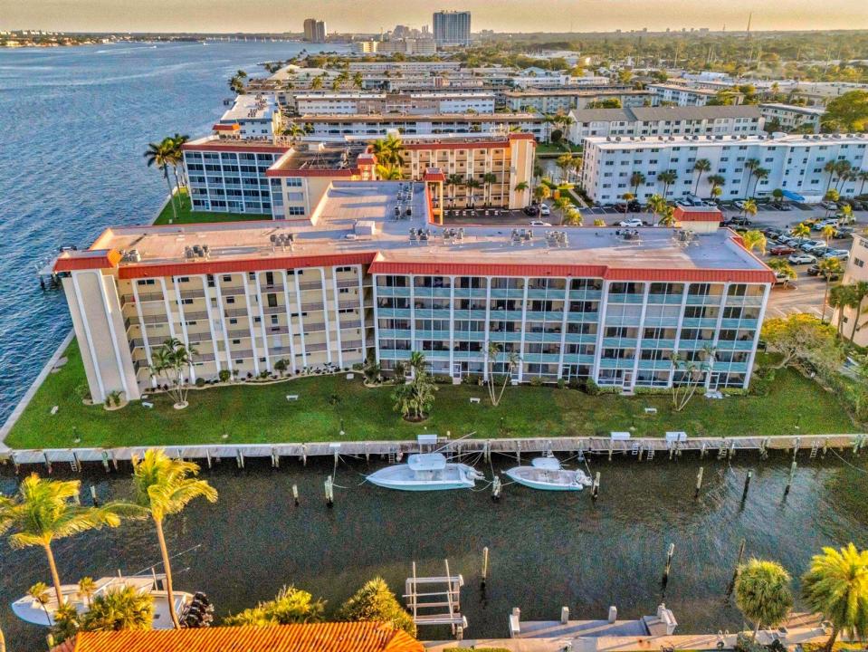 105 Paradise Harbour Boulevard 108, North Palm Beach, Florida 33408, USA