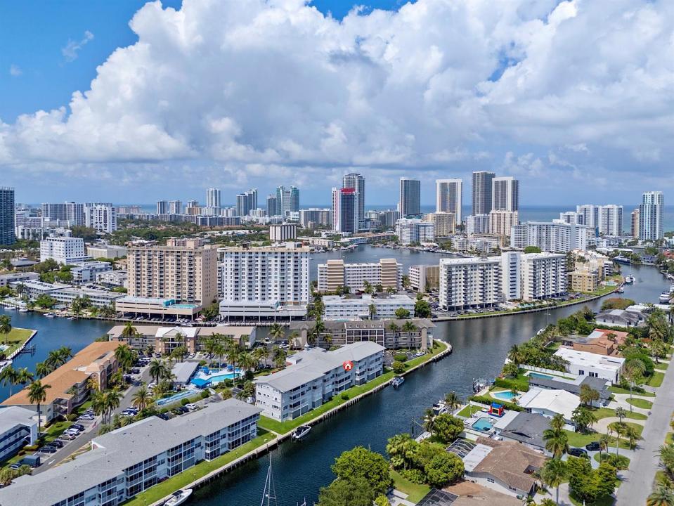 455 Paradise Isle Boulevard 404, Hallandale Beach, Florida 33009, Stati Uniti