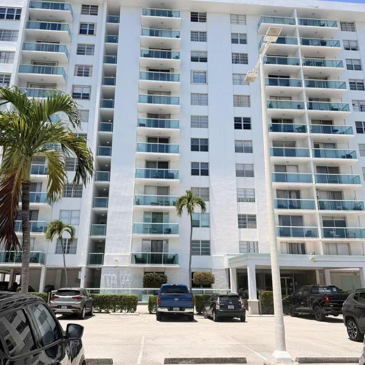 2841 NE 163rd Street 502, North Miami Beach, Floride 33160, États-Unis
