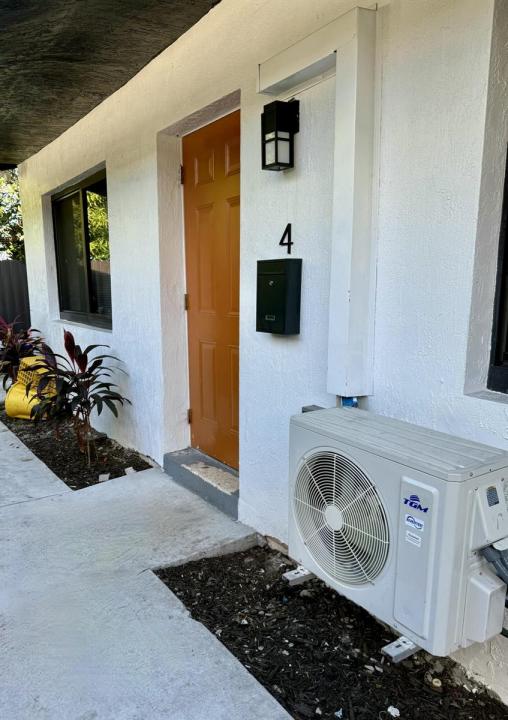 880 NW 8th Avenue, Pompano Beach, Florida 33060, USA