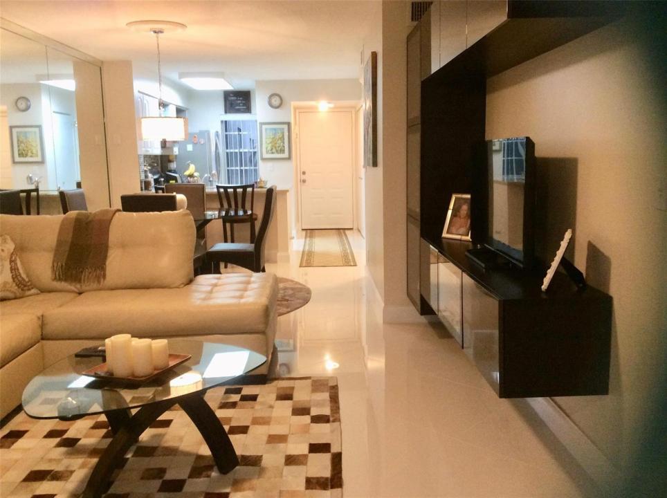 2220 N Cypress Bend Drive 104, Pompano Beach, Florida 33069, Stati Uniti