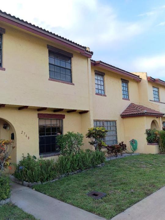 2768 NW 47th Lane 2803, Lauderdale Lakes, Floride 33313, États-Unis