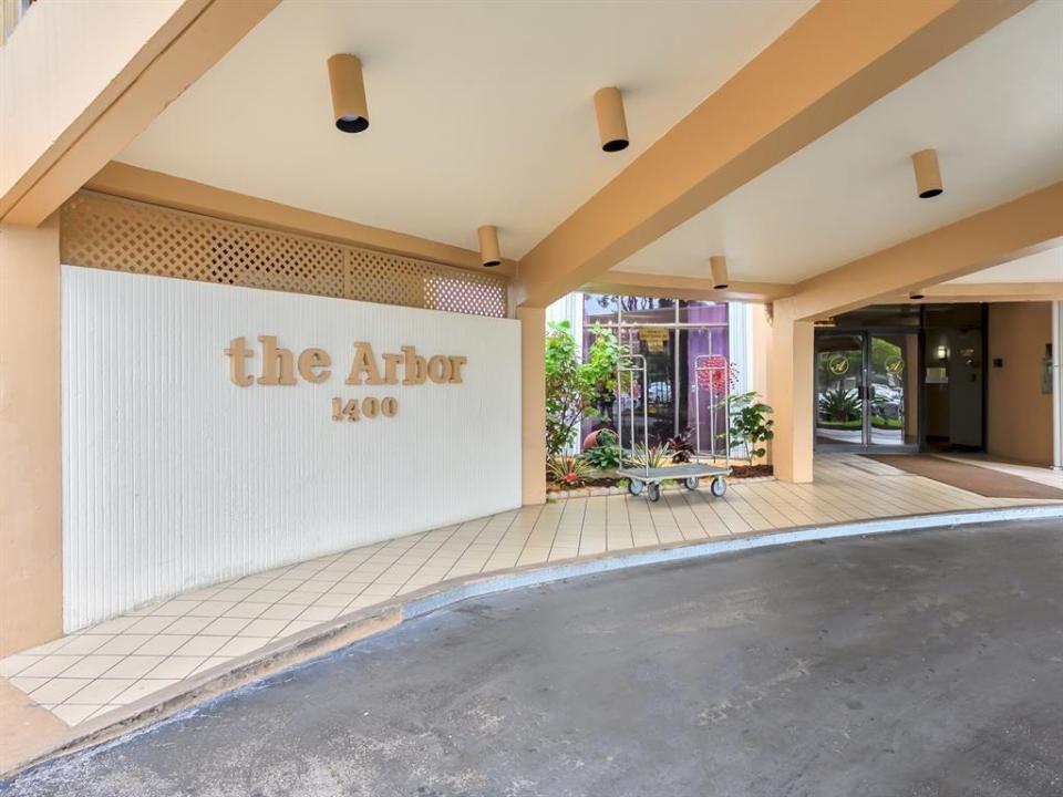 1400 Saint Charles Place 211, Pembroke Pines, Floride 33026, États-Unis