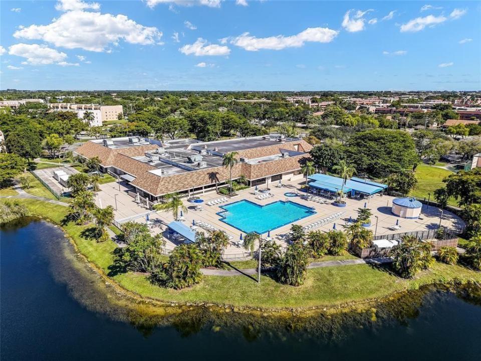 9721 SUNRISE LAKES Boulevard 305, Sunrise, Floride 33322, États-Unis