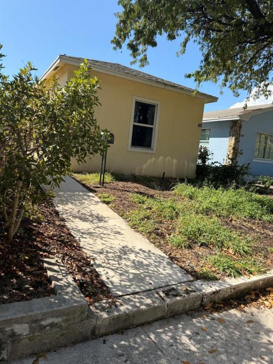 611 N F Street, Florida 33460, USA