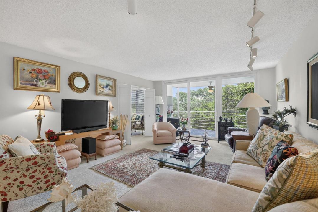 3900 Oaks Clubhouse Drive 410, Pompano Beach, Florida 33069, USA