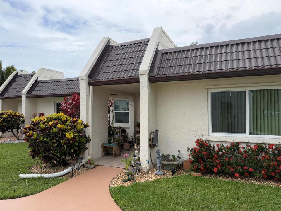 212 Lake Susan Lane, West Palm Beach, Florida 33411, USA