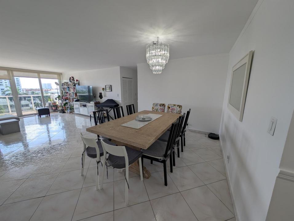 3140 S Ocean Drive 410, Hallandale Beach, Floryda 33009, USA
