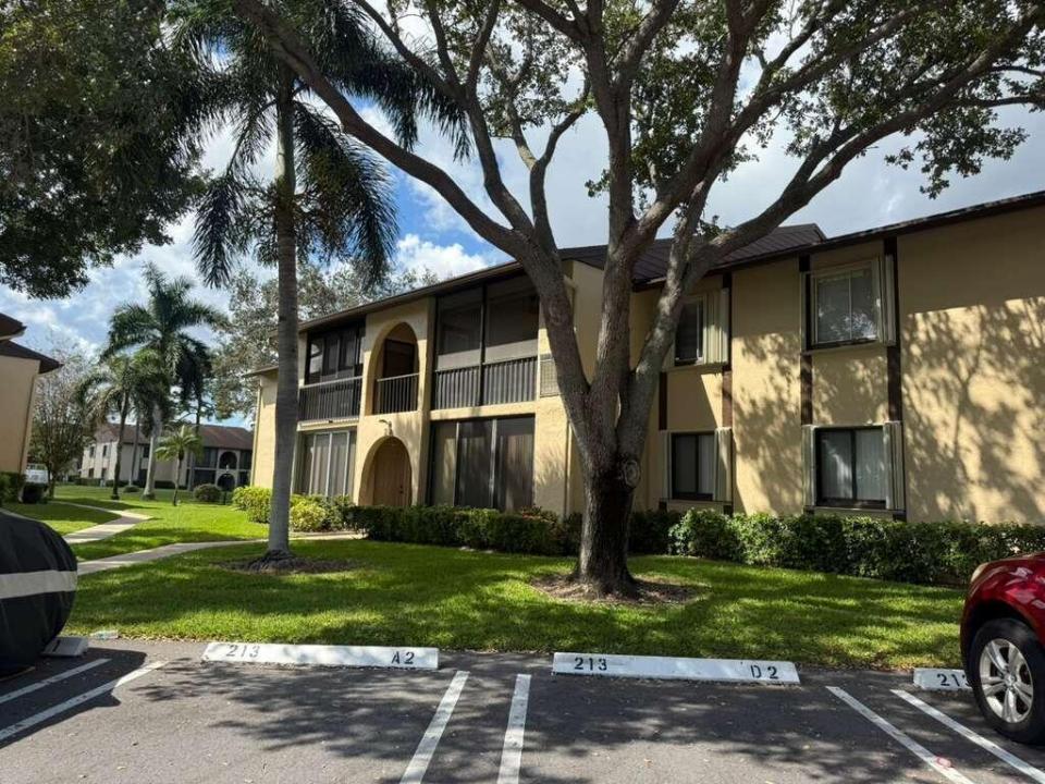 213 Pine Hov Circle D2, Floryda 33463, USA