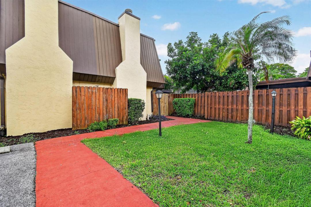 3502 Gardens E Drive B, Palm Beach Gardens, Florida 33410, USA